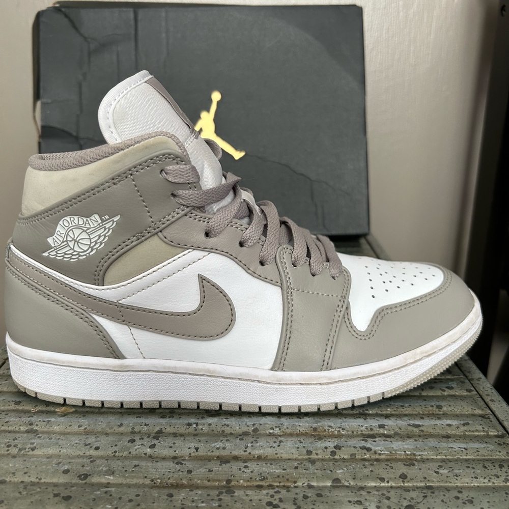 Air Jordan 1 Mid college grey/light bone white